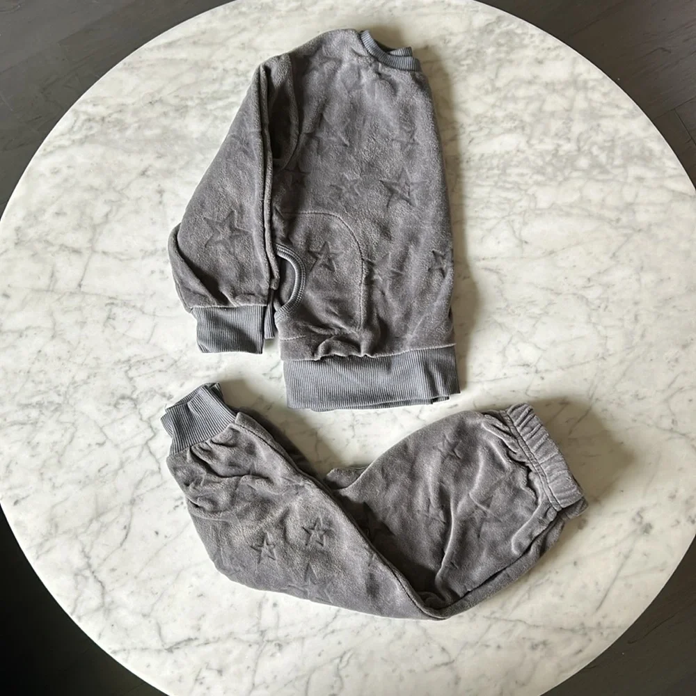 💫 Sleep on it velour sleep set toddler size 3T dark grey with star imprint.